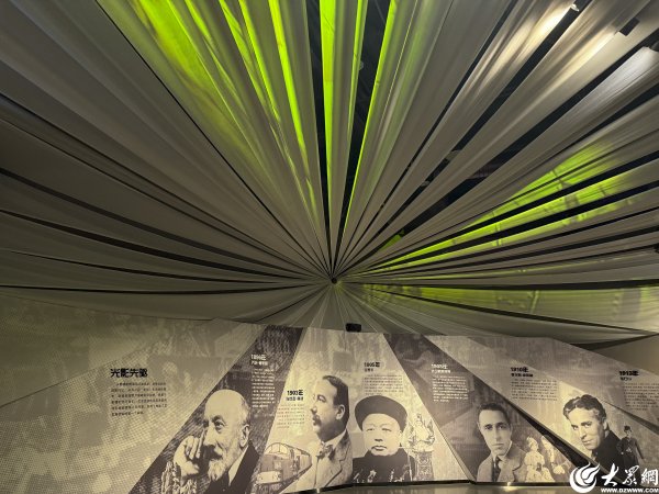 鸿岳资本配资 光影百年映照时代华章 ！“青岛与中国电影120周年——青岛电影主题展”在西海岸新区启幕