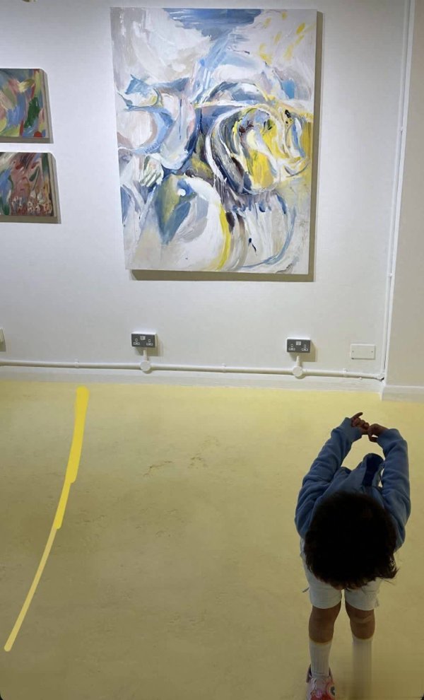 华夏理财 李兆基外孙女英国办画展，携儿女现身着黑衣超低调